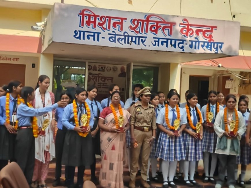 मिशन शक्ति अभियान थानाध्यक्ष बेलीपार द्वारा  मेधावी छात्राओं और महिलाओं को किया सम्मानित