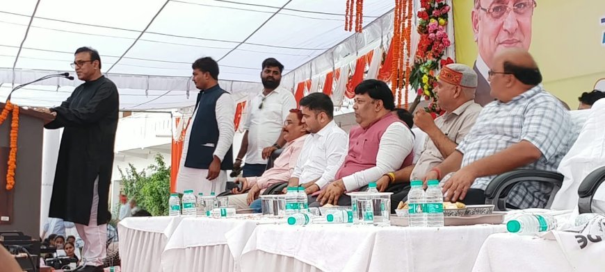विद्यावती देवी महाविद्यालय तमकुही राज में सुप्रीम कोर्ट बार एसोसिएशन के अध्यक्ष डॉ  प्रदीप राय का  सम्मान समारोह में भव्य स्वागत। 