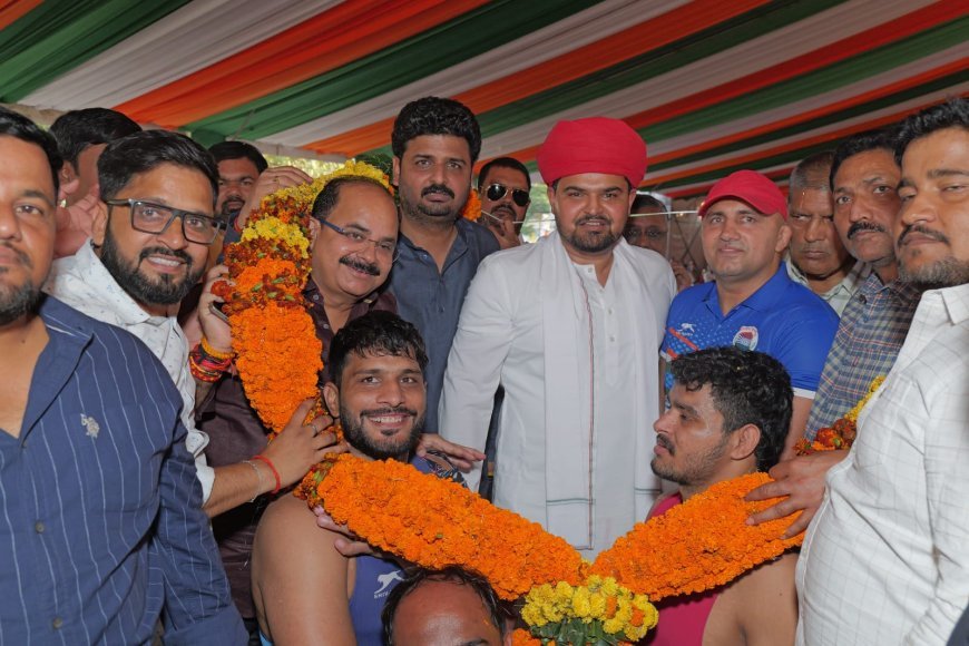 मुरारी इंटर कॉलेज में सीनियर स्टेट कुश्ती का रोमांच, बागपत-  मेरठ के पहलवानों ने जीते स्वर्ण