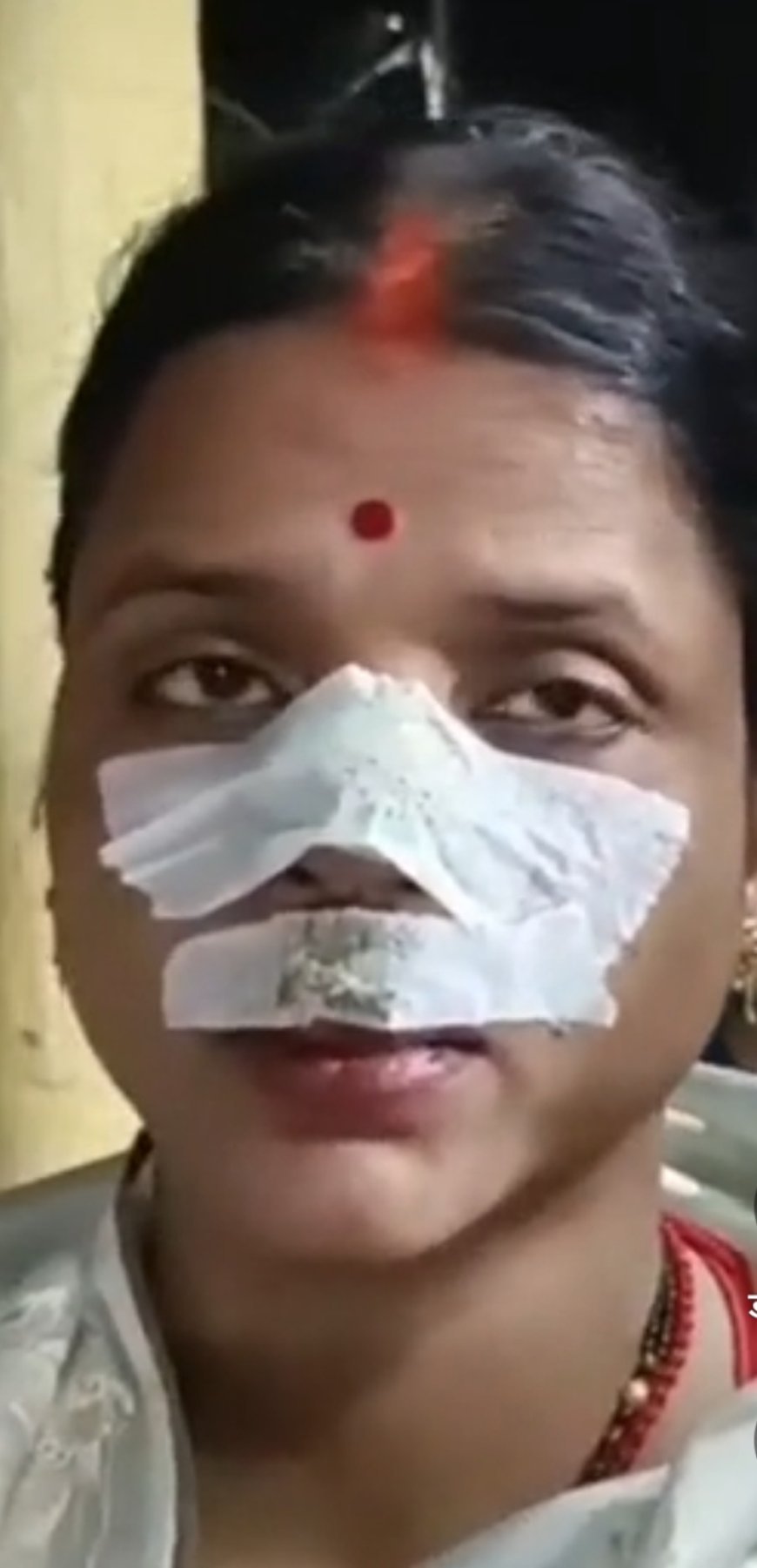 'नथुनिया पर गोली'मारे करवा चौथ की पूजा में
